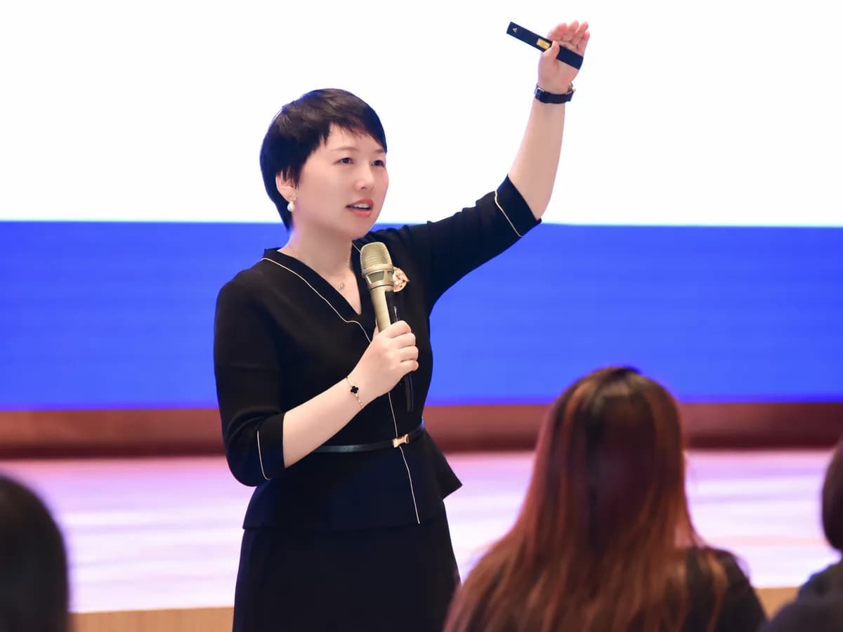 周楚淩在过往职业实践中持麦分享